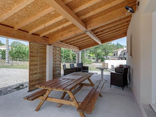 Simplistic Holiday Home in Saint Alban D auriolles with Pool gîte à louer Auriolles