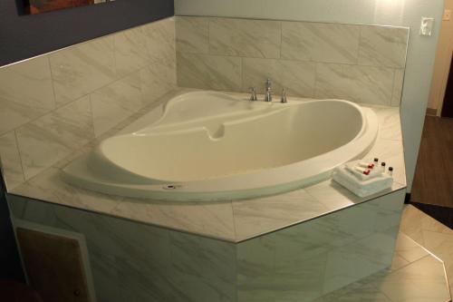 Travelodge by Wyndham Waters Edge Hotel - Racine in Racine, USA