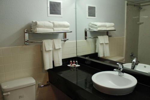 Travelodge by Wyndham Waters Edge Hotel - Racine in Racine, USA