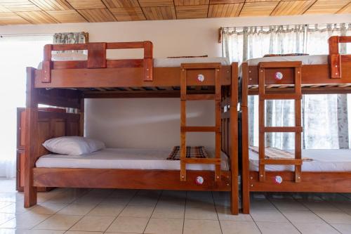 6-Bed Mixed Dormitory Room image 2