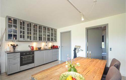 Kitchen, 1 Bedroom Awesome Apartment In Vggerlse in Idestrup