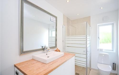 Bathroom, 1 Bedroom Awesome Apartment In Vggerlse in Idestrup