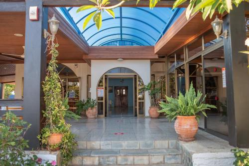 West End Hotel in Peija