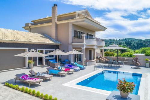 Luxury Villa Matzourana by PosarelliVillas