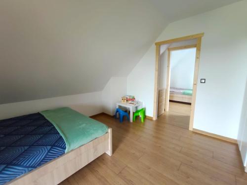 2 bedrooms, 5 beds