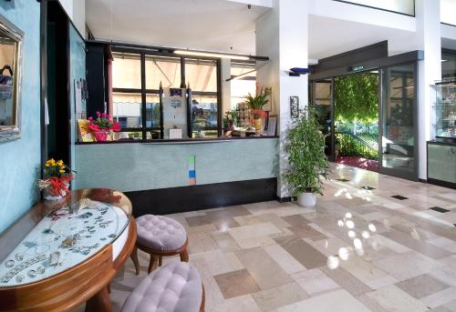 로비, Hotel Acropolis in 카톨리카