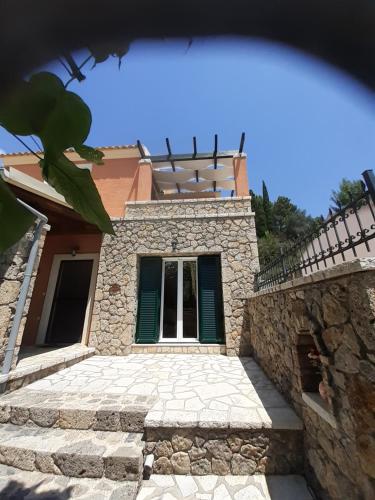  Thomas House in Pouládes