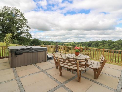 Pheasant Wood in แลนดรินด็อด เวลส์