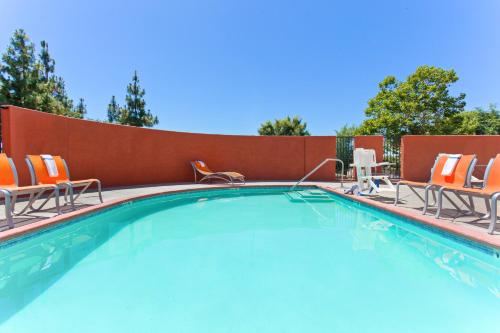 Swimming pool, Holiday Inn Express & Suites Elk Grove West I-5 in Elk Grove (CA)