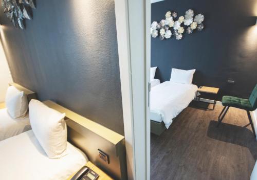 1 double bed, 2 twin beds