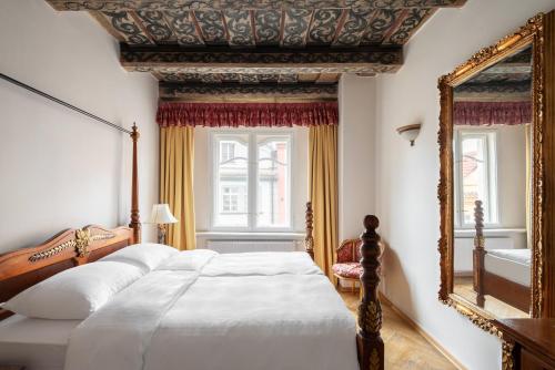 1 queen bed, 1 twin bed