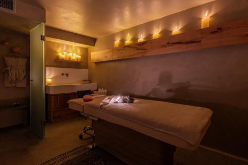 264741858 Rochari Hotel