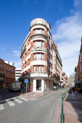 Ours Blanc Place Wilson