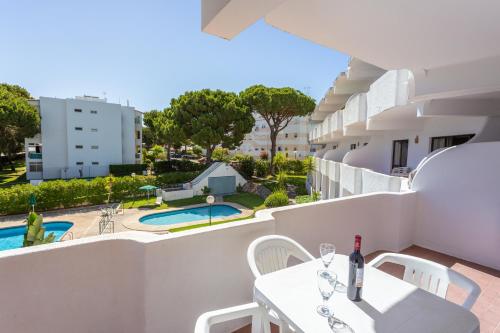 Bright Cozy Flats w/ Terrace & Pool