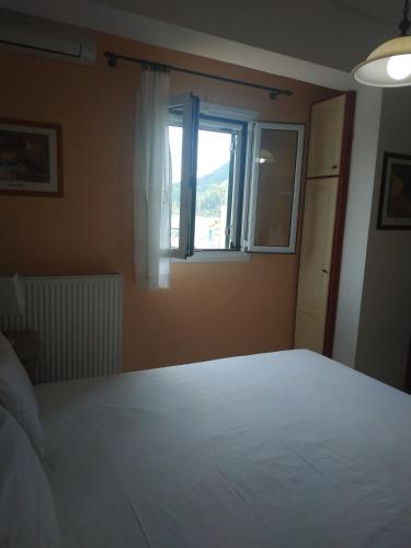 2 double beds, 1 twin bed