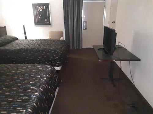 Vegas Minot Hotel - image 8