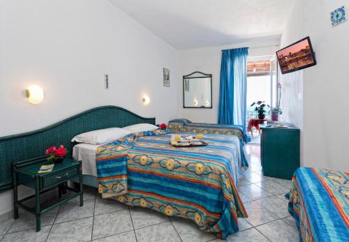 1 queen bed, 1 twin bed
