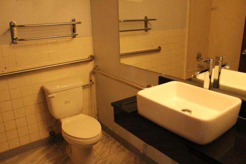 Travelodge by Wyndham Water's Edge Hotel - Racine - image 6