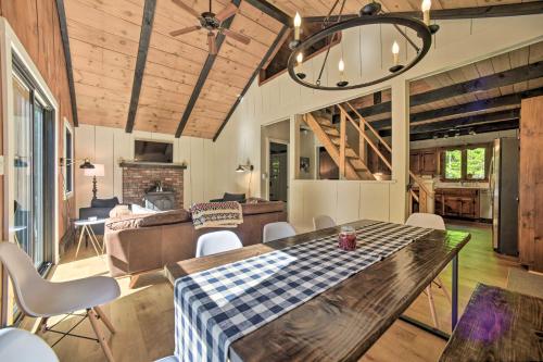 Sleek Cabin with Deck, 8 Miles to Mount Snow and Hikes in Wilmington, USA