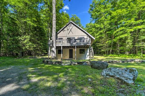 Sleek Cabin with Deck, 8 Miles to Mount Snow and Hikes in Wilmington, USA