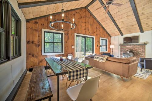 Sleek Cabin with Deck, 8 Miles to Mount Snow and Hikes in Wilmington, USA