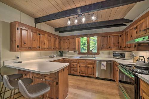 Sleek Cabin with Deck, 8 Miles to Mount Snow and Hikes in Wilmington, USA