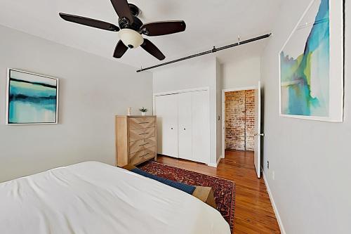 Chic Downtown Basecamp - Steps to City Market! condo - image 3