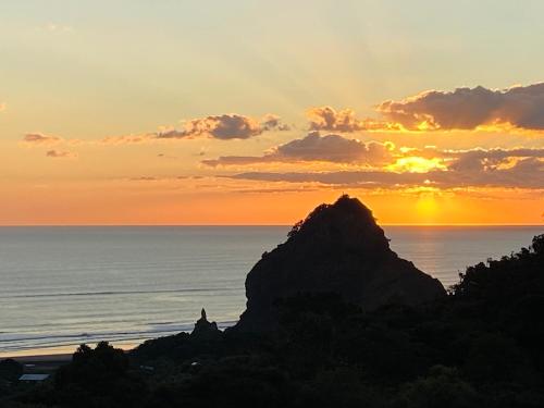 Seaview, Sun and Surf - Piha Holiday Home