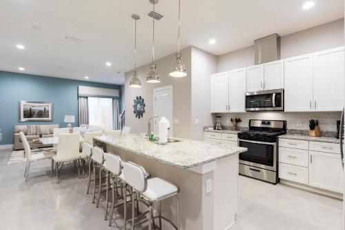 3 BR 3 BA Villa 5min to Disneyworld BBQ Grill
