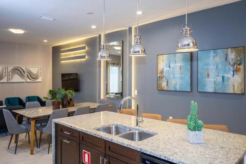 4 BR 4 BA Perfect Villa 5 min from Disneyworld 1804ft² BBQ & Patio - image 2
