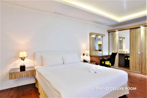 Deluxe Room image 3