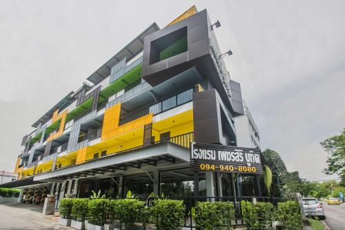 Petchsiri Boutique Room near Wat Phrasimahatahd