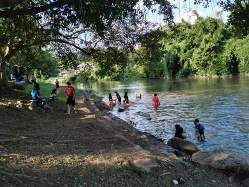 children playing in the water next to a river, คุ้งน้ำ รีสอร์ท นครนายก in Nakhon Nayok