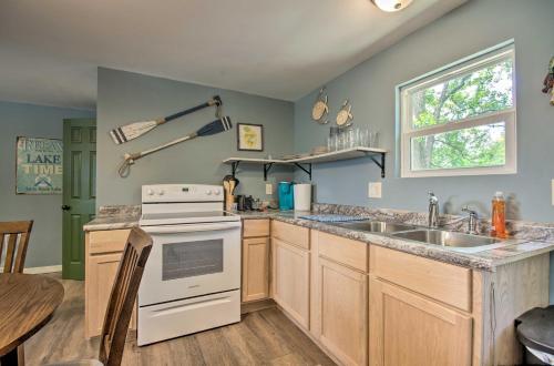Omaha Apartment with Yard - 15 Miles to Branson - image 7