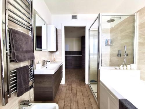 THE VIEW!!! by Design Studio, Perledo (foto 4)