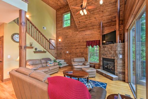 Spacious Family Retreat Steps to Lake Keowee - image 4
