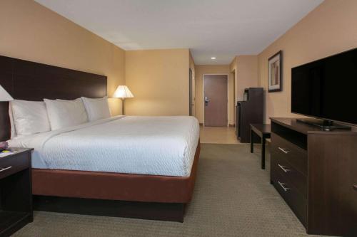 Days Inn & Suites by Wyndham Florence/Jackson Area