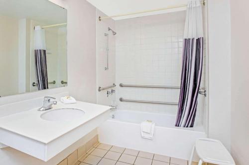 La Quinta Inn by Wyndham El Paso Cielo Vista - image 7