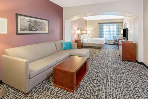 La Quinta Inn & Suites by Wyndham Oklahoma City -Yukon in Yukon