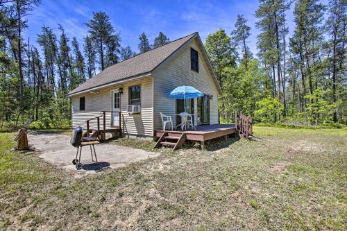 Secluded Irons Cabin with 5-Acre Yard, Deck, Grill! in Irons, Vereinigte Staaten von Amerika