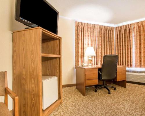 Econo Lodge Inn & Suites