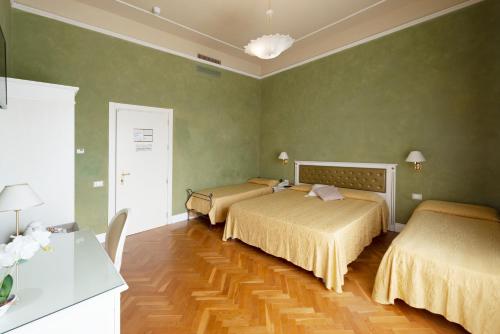 1 queen bed, 2 twin beds