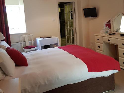 1 queen bed, 1 twin bed