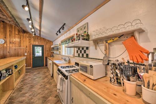 Secluded Camp Connell Home with Deck and Fireplace! in Sonora (CA)