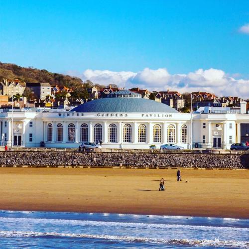 Grand Victoria Seaside Beauty, Stones-Throw from the Beach