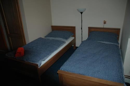 3 twin beds