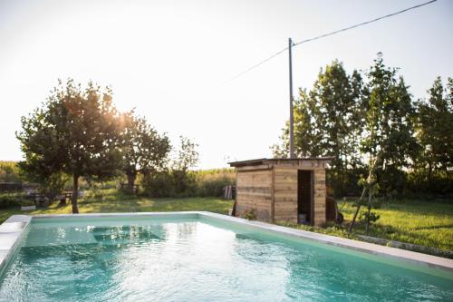 Swimming pool, B&B Casa Campagnari in Roverbella