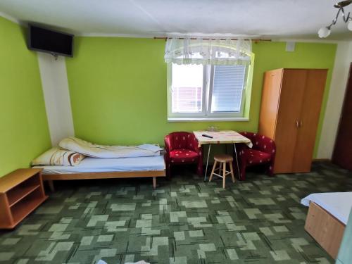 1 double bed, 2 twin beds