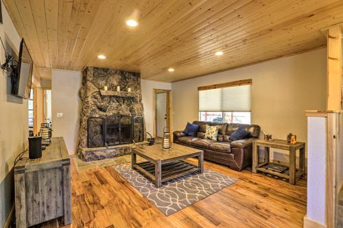 South Lake Tahoe Cabin ~ 7 Mi to Ski Resort! – khách sạn tại Meyers