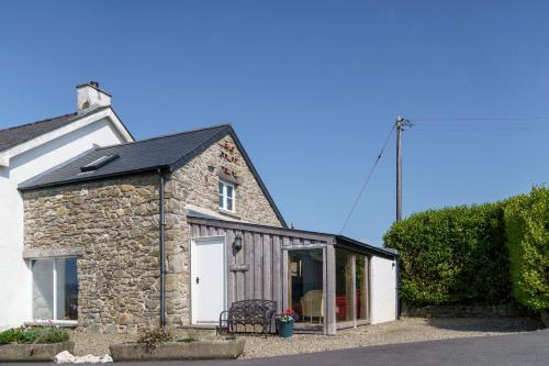 Y Cwtch, Newport, West Wales